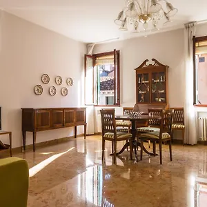 https://rialto-bridge-large-venetian-style-with-lift.hotelslidodijesolo.com