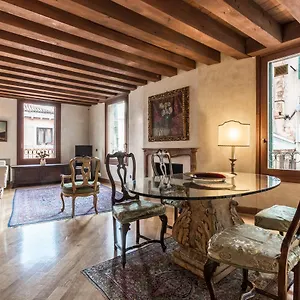 https://la-fenice-charming-flat.hotelslidodijesolo.com